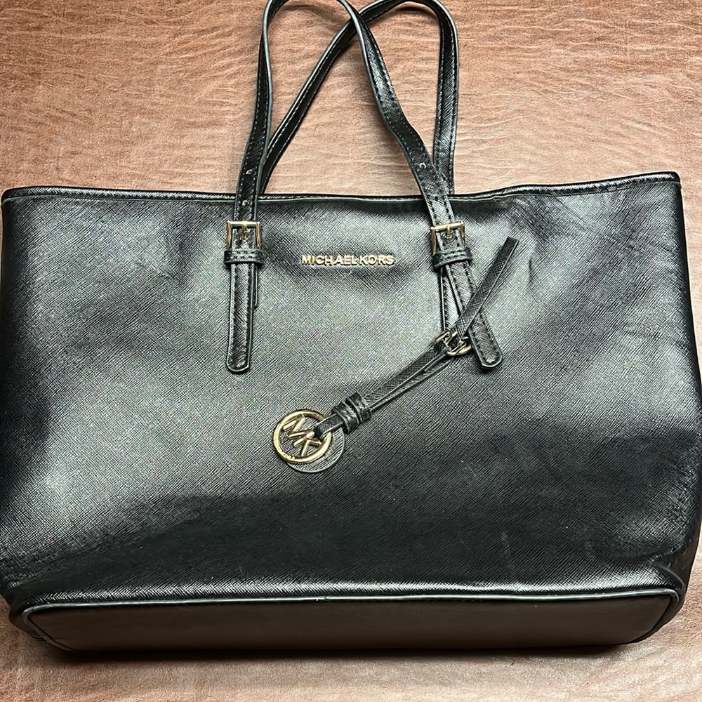 Used Micheal KORS handbag adjustable straps scratch on the back